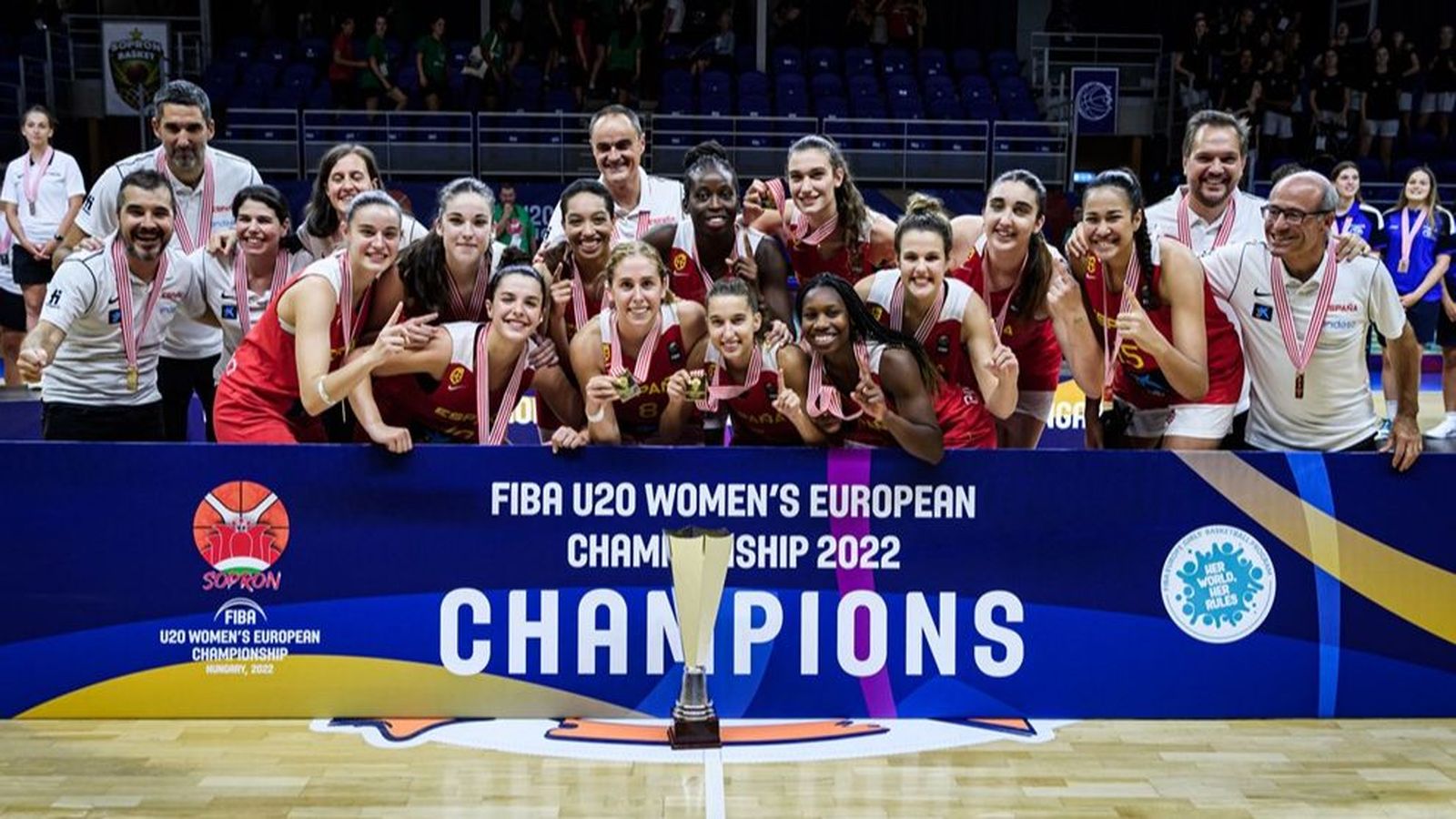 Les jugadores espanyoles, amb el trofeu de campiones