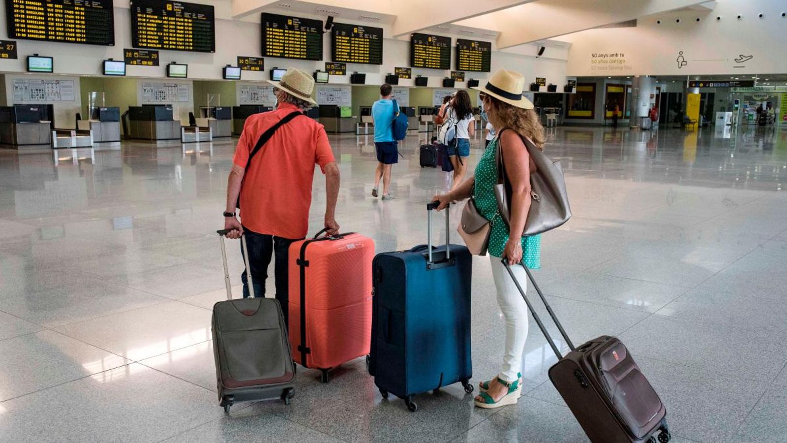 Turistes comproven els vols a l'aeroport de Maó a Menorca