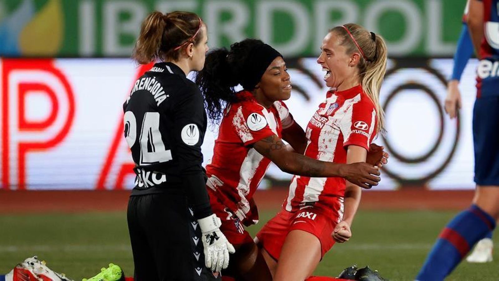 Les jugadores madrilenyes celebren un dels gols