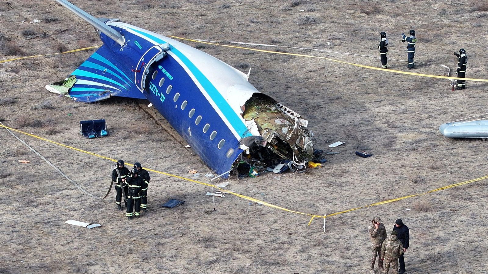 Restes de l'avió sinistrat prop de l'aeroport d'Aktau, este dimecres
