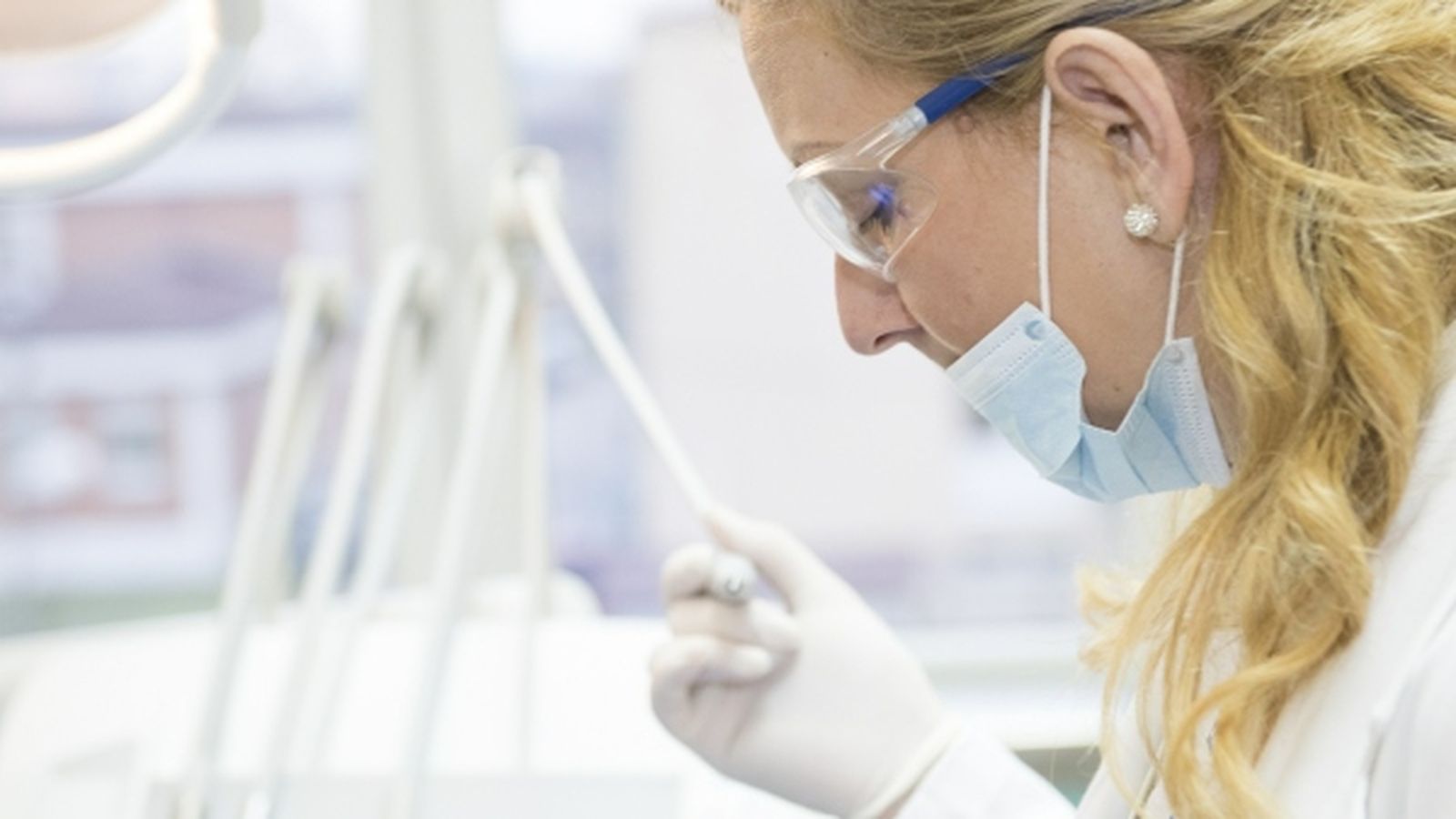 Les dones realitzen tres vegades més treballs sanitaris no remunerats que els homes