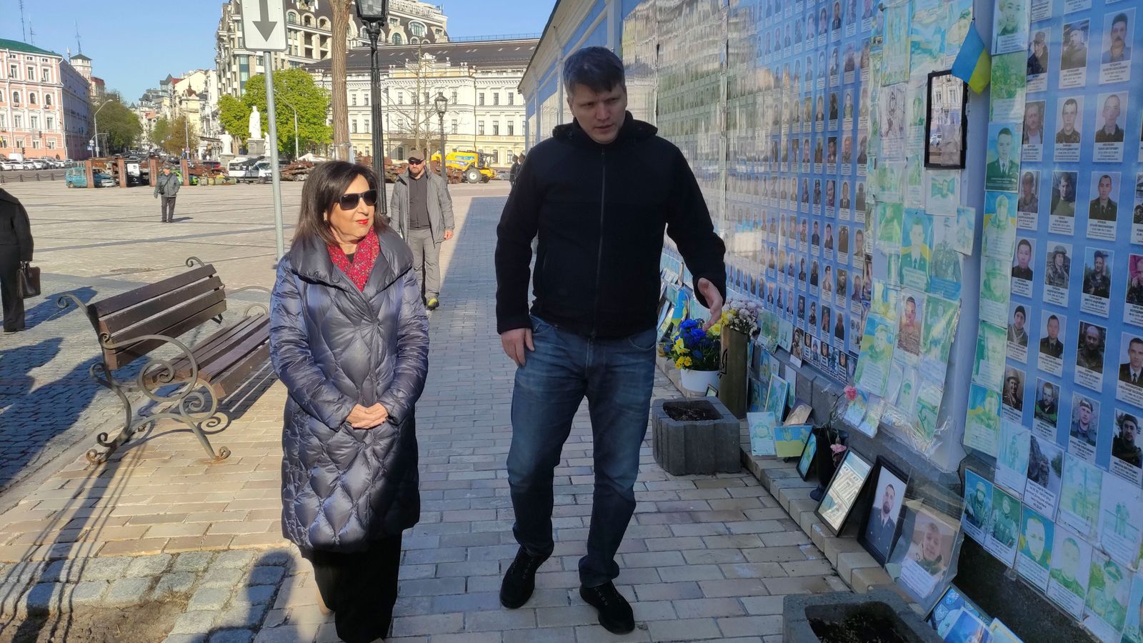La ministra de Defensa d’Espanya, Margarita Robles, acompanyada pel viceministre de Defensa ucraïnés, Serguí Boyev, durant un acte d’homenatge als soldats ucraïnesos caiguts en la guerra, este dimecres, a Kíiv