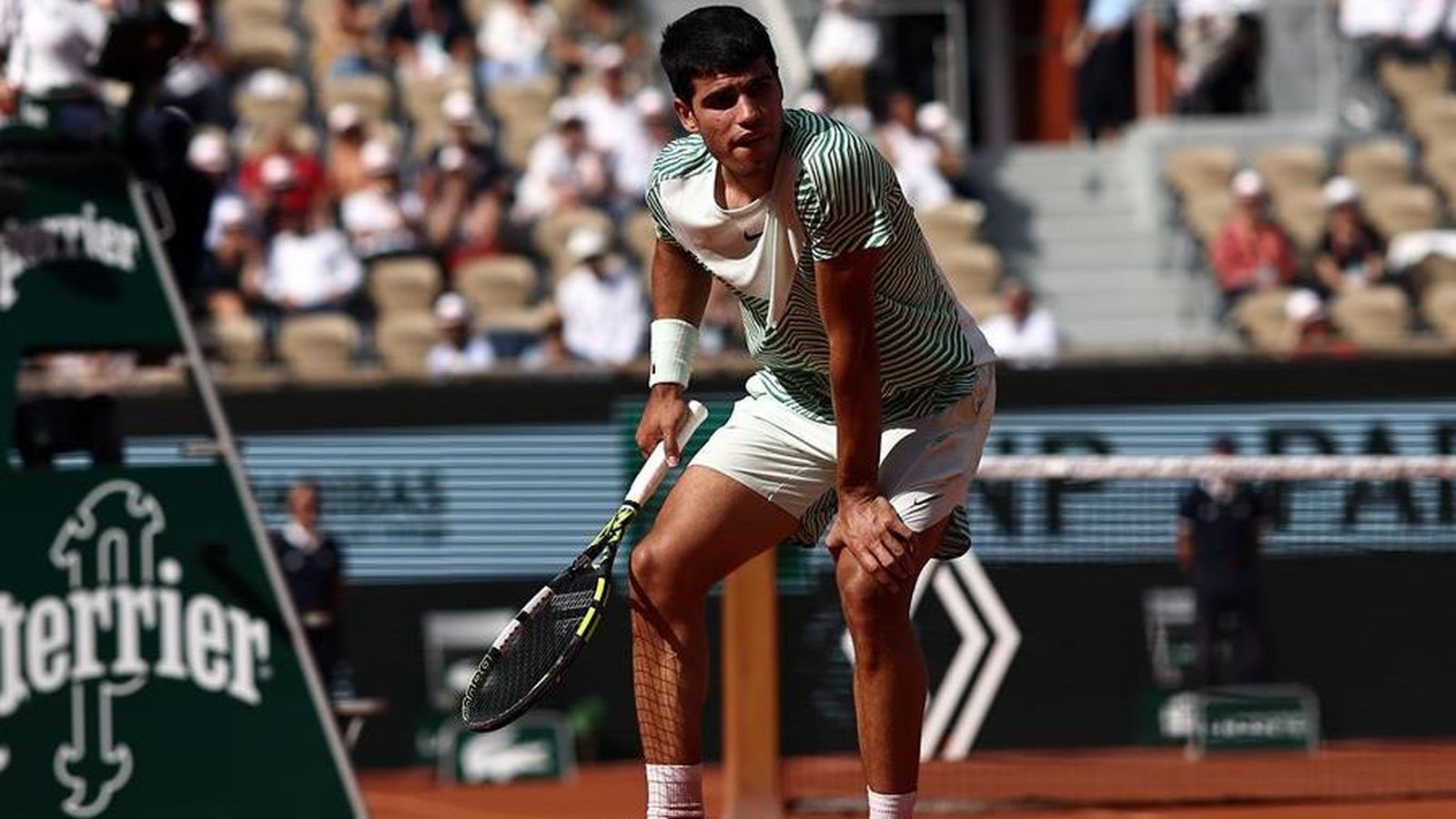 Alcaraz es toca la cama després d'un mal gest