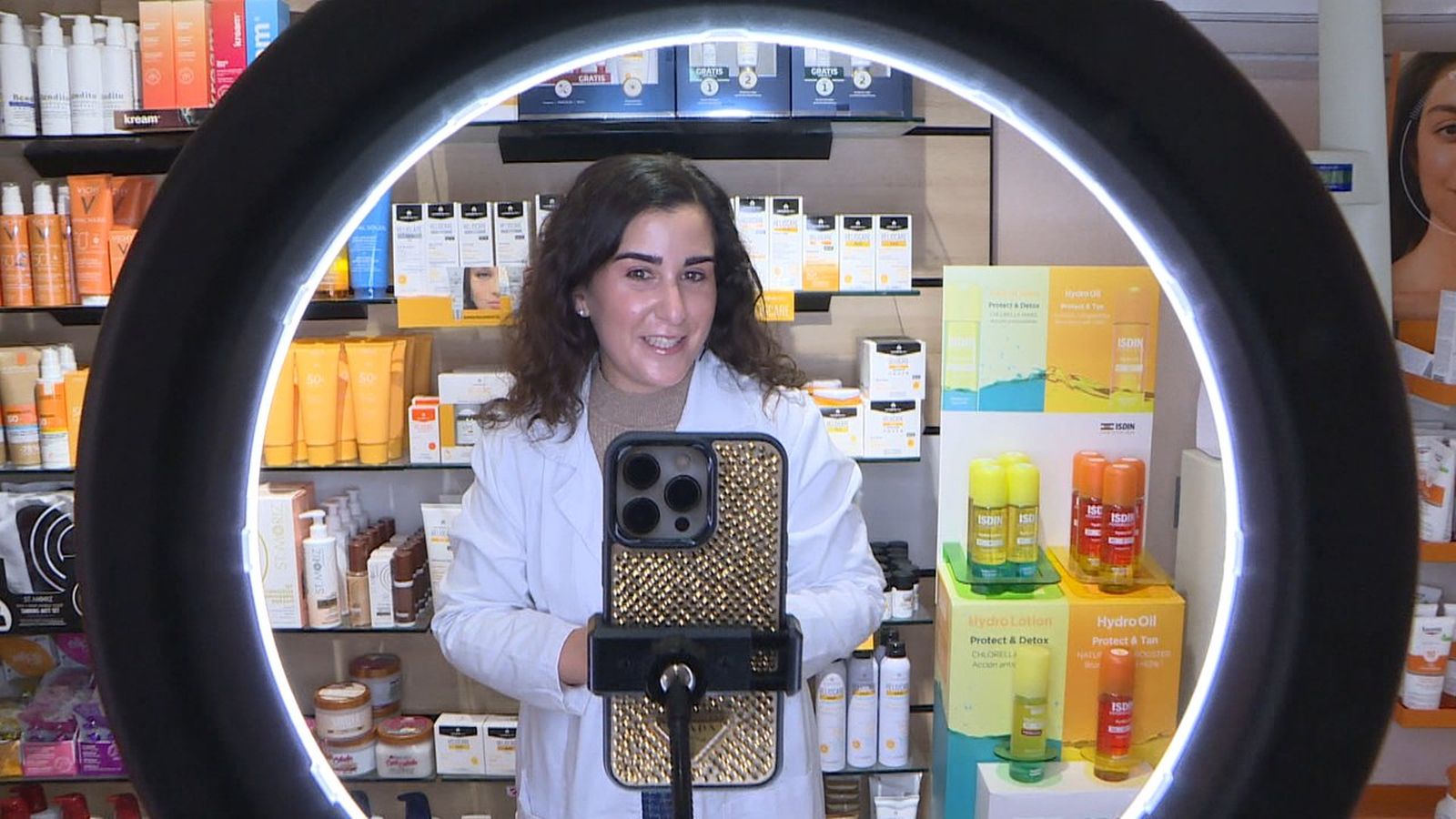 Una farmacèutica grava un video per a les xarxes socials
