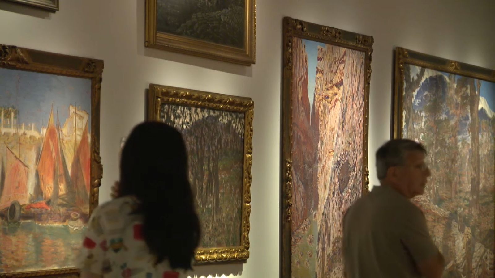 Assistents a l'exposició de Degrain al MUBAV