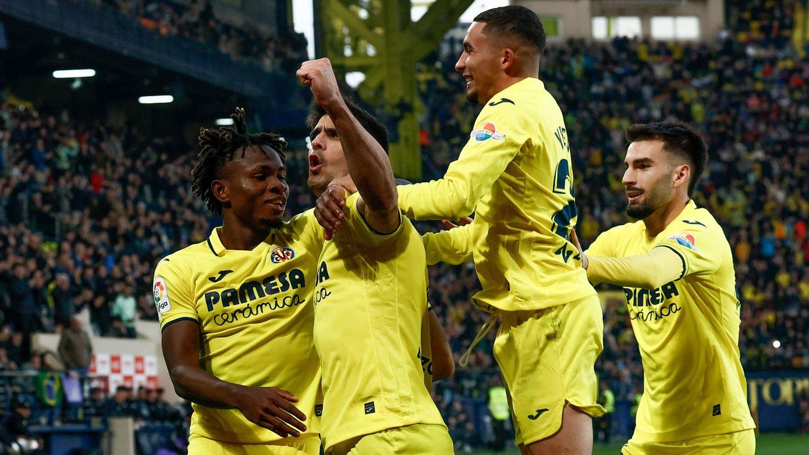 Els jugadors groguets celebren un dels gols