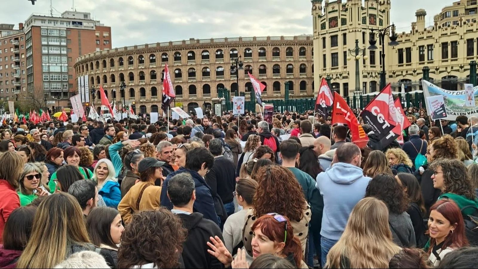 Manifestació del professorat a les portes de l'IES Lluís Vives, este dijous