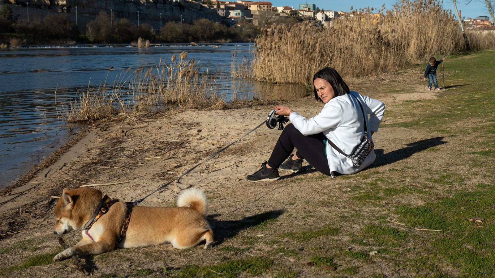 Una dona al costat del seu gos
