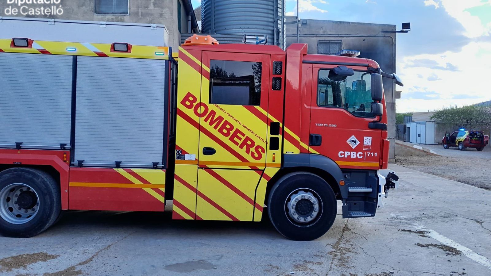 Un camió de bombers, a la granja incendiada