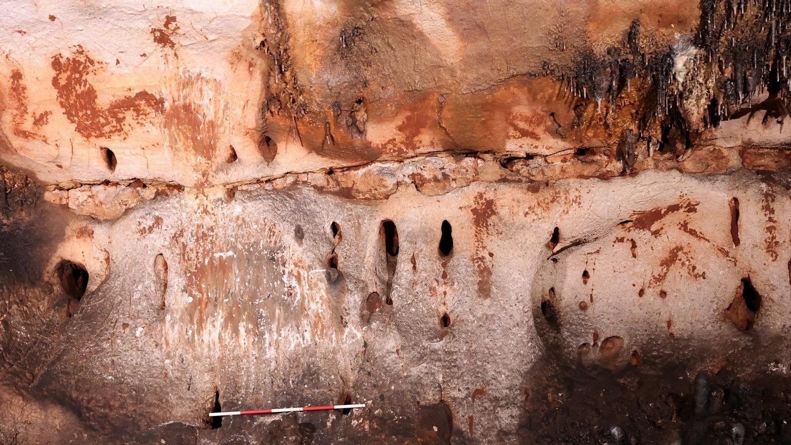 En imatge, alguns dels dibuixos amb argila de la Cova de les Dones descoberts