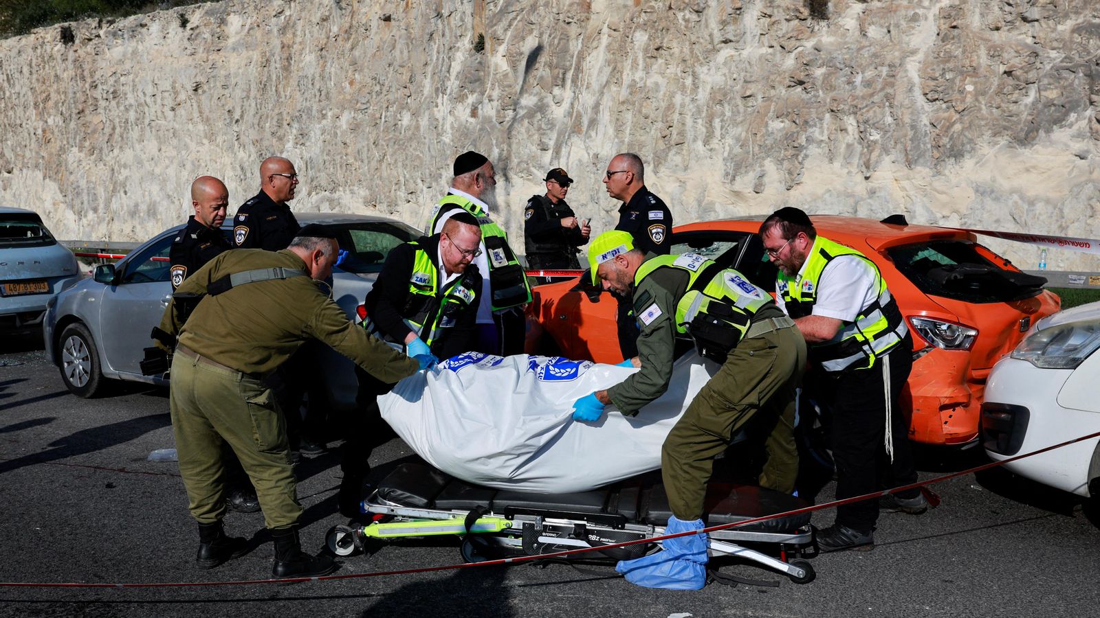 En imatge l'alçament del cadàver d'una de les víctimes de l'atac