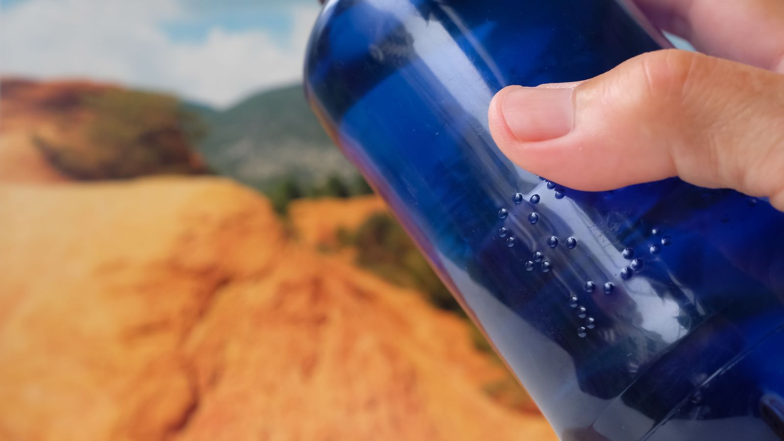 Una botella d'aigua amb informació en braille