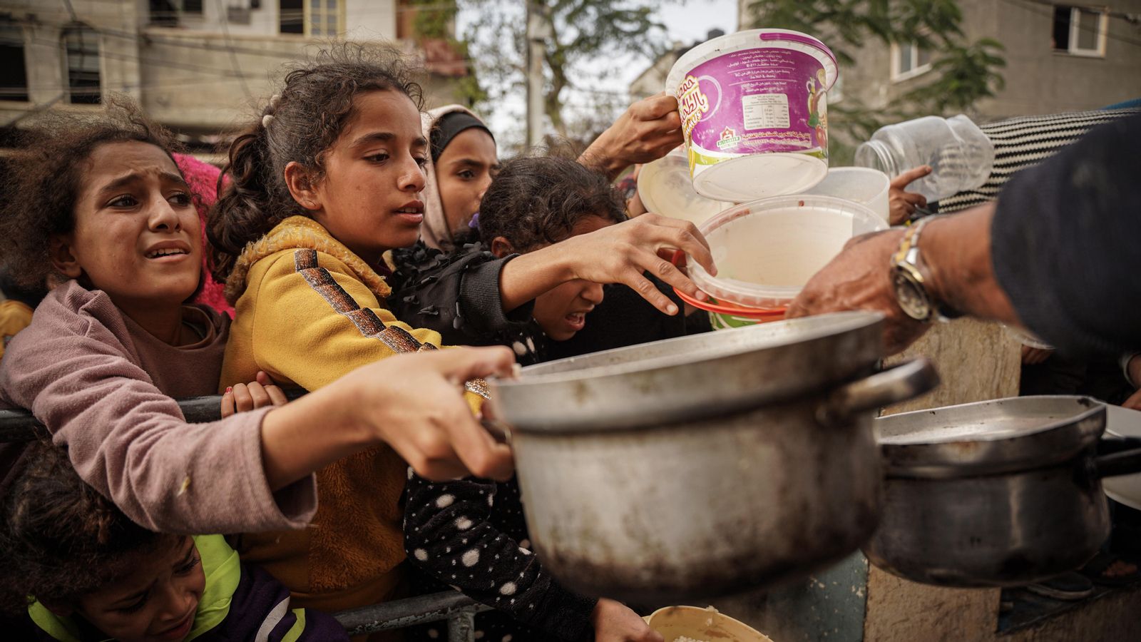 Xiquetes palestines demanen menjar a Gaza