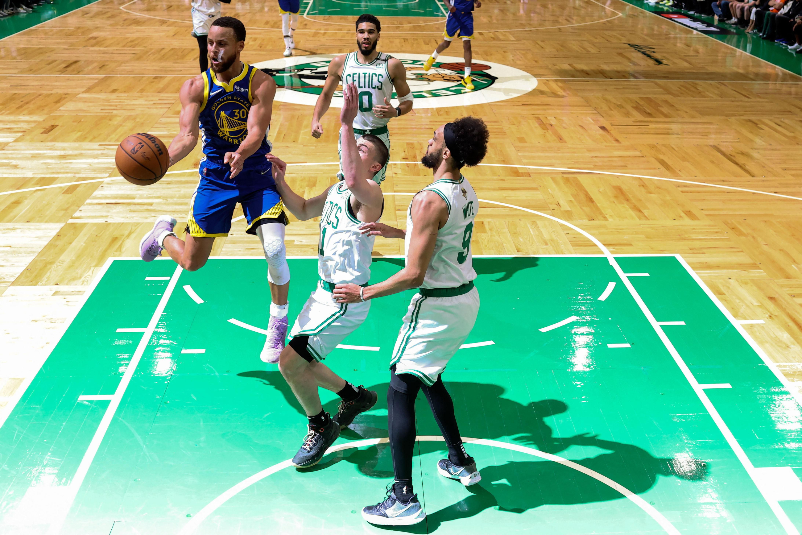 Stephen Curry s'enlaira durant el sisé de les Finals, disputat a Boston