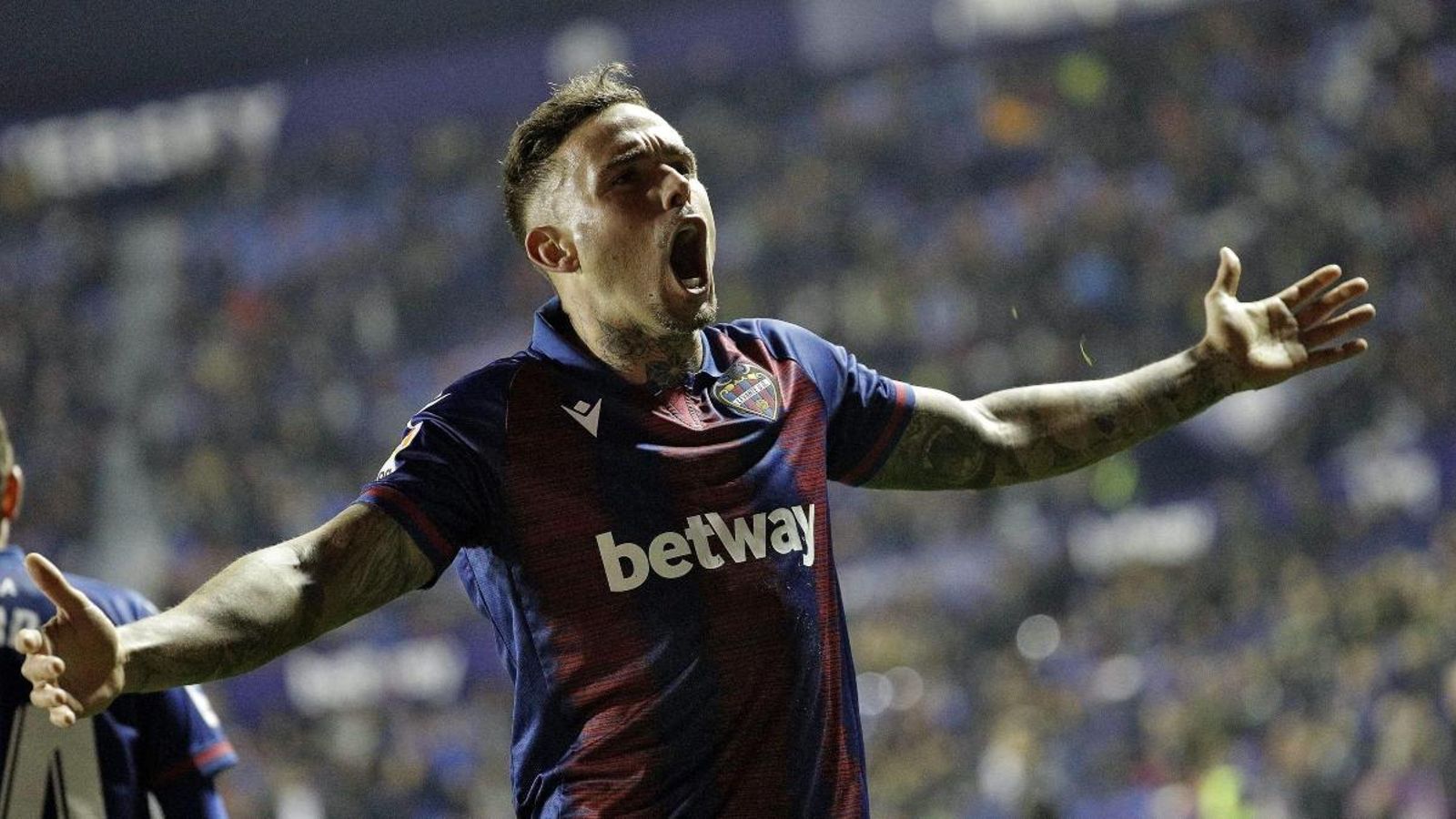 Roger celebra el primer gol granota.