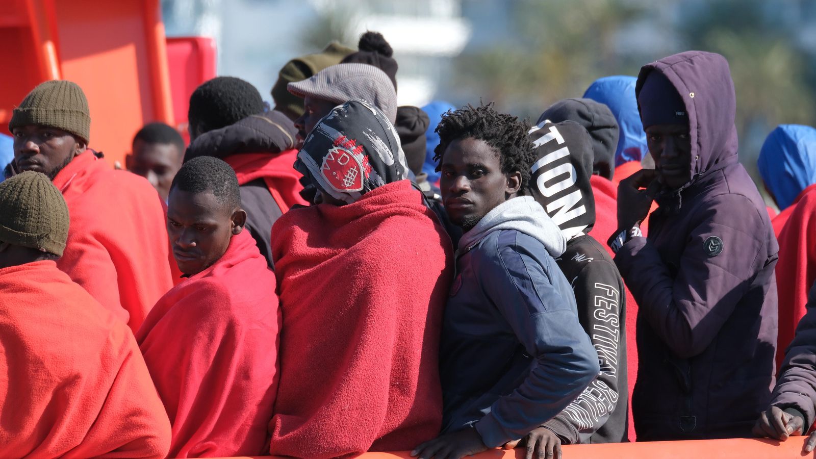 Entrada en el port de Arguineguín (Gran Canària) de la Guardamar Cal·líope, que ha arribat amb 116 persones procedents de tres pasteres,