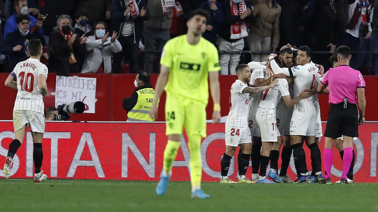 Els jugadors del Sevilla celebren un dels gols davant la lamentació de Kike Pérez