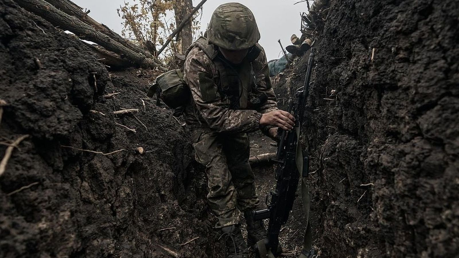 Un soldat ucraïnés en una trinxera