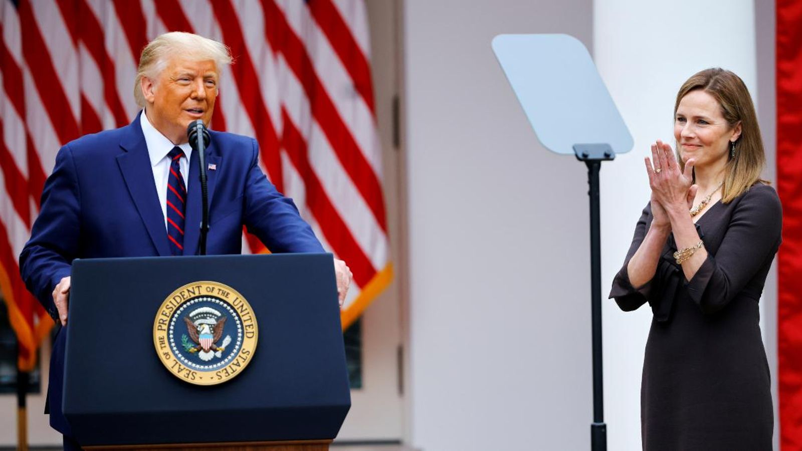 El president Trump i la jutgessa Amy Barret durant l'acte per a anunciar la nominada al Tribunal Suprem