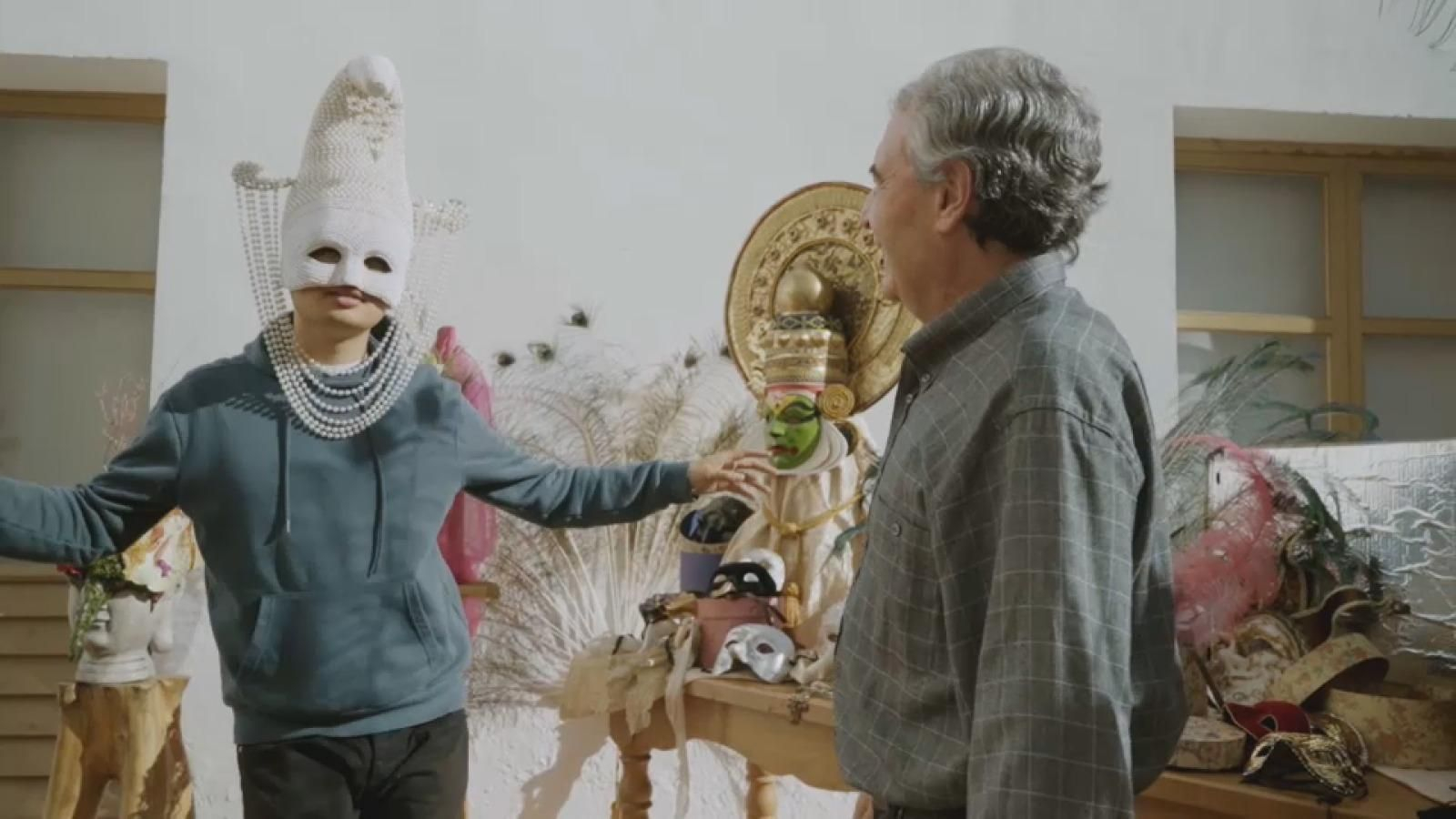 Hu Zhao porta una de les màscares de Rafael Ruiz