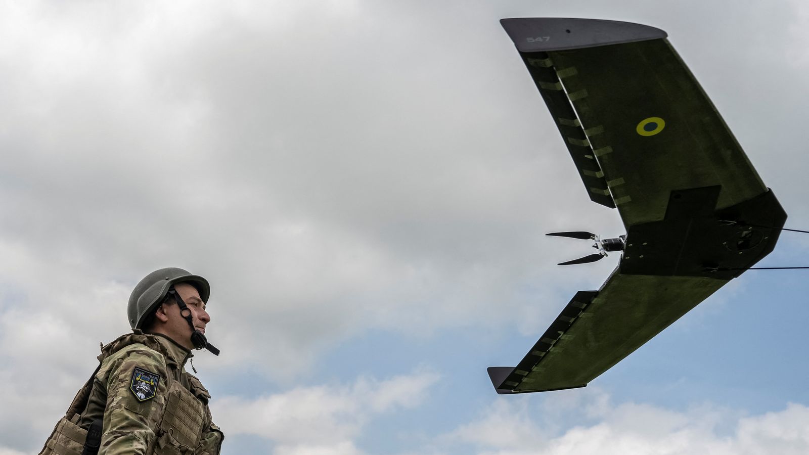 Un militar ucraïnés es prepara per a llançar un dispositiu aeri no tripulat de reconeixement, a la regió de Donetsk, Ucraïna