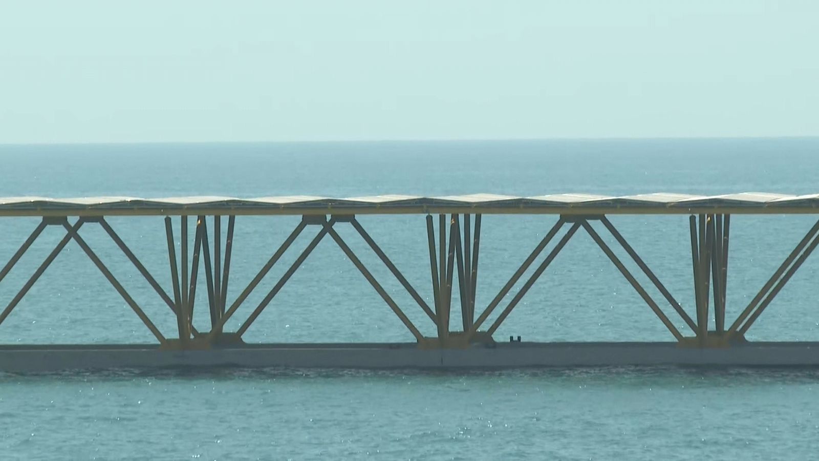 Arriba la primera plataforma solar marina al port de València