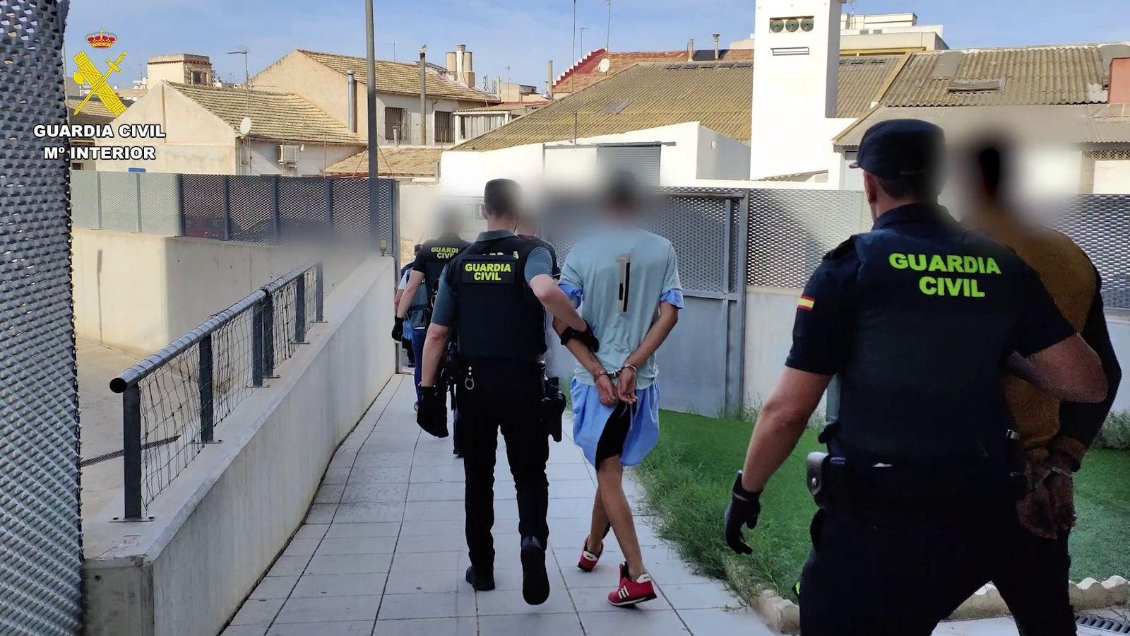 Els agents amb els detinguts