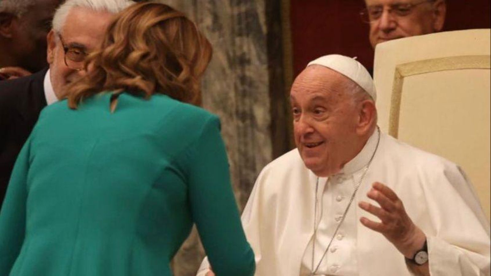 El papa Francesc saluda l'alcaldessa de València, d'esquena, en l'audiència que ha oferit al Vaticà