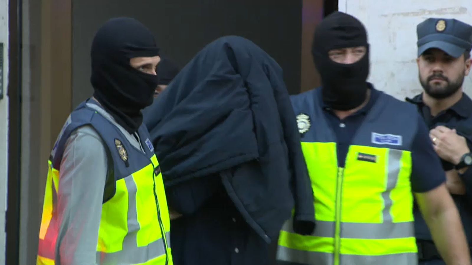 Imatges de l'eixida del detingut a Alaquàs després de l'escorcoll realitzat a sa casa per la policia | À PUNT MÈDIA