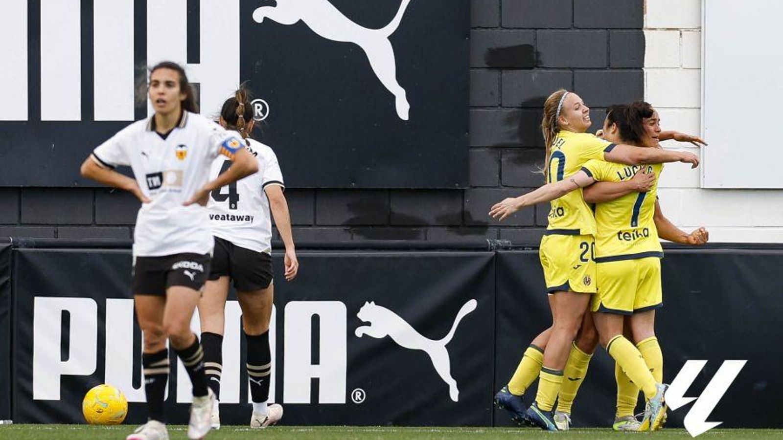 Les jugadores del Vila-real celebren el gol de McKenna a Paterna