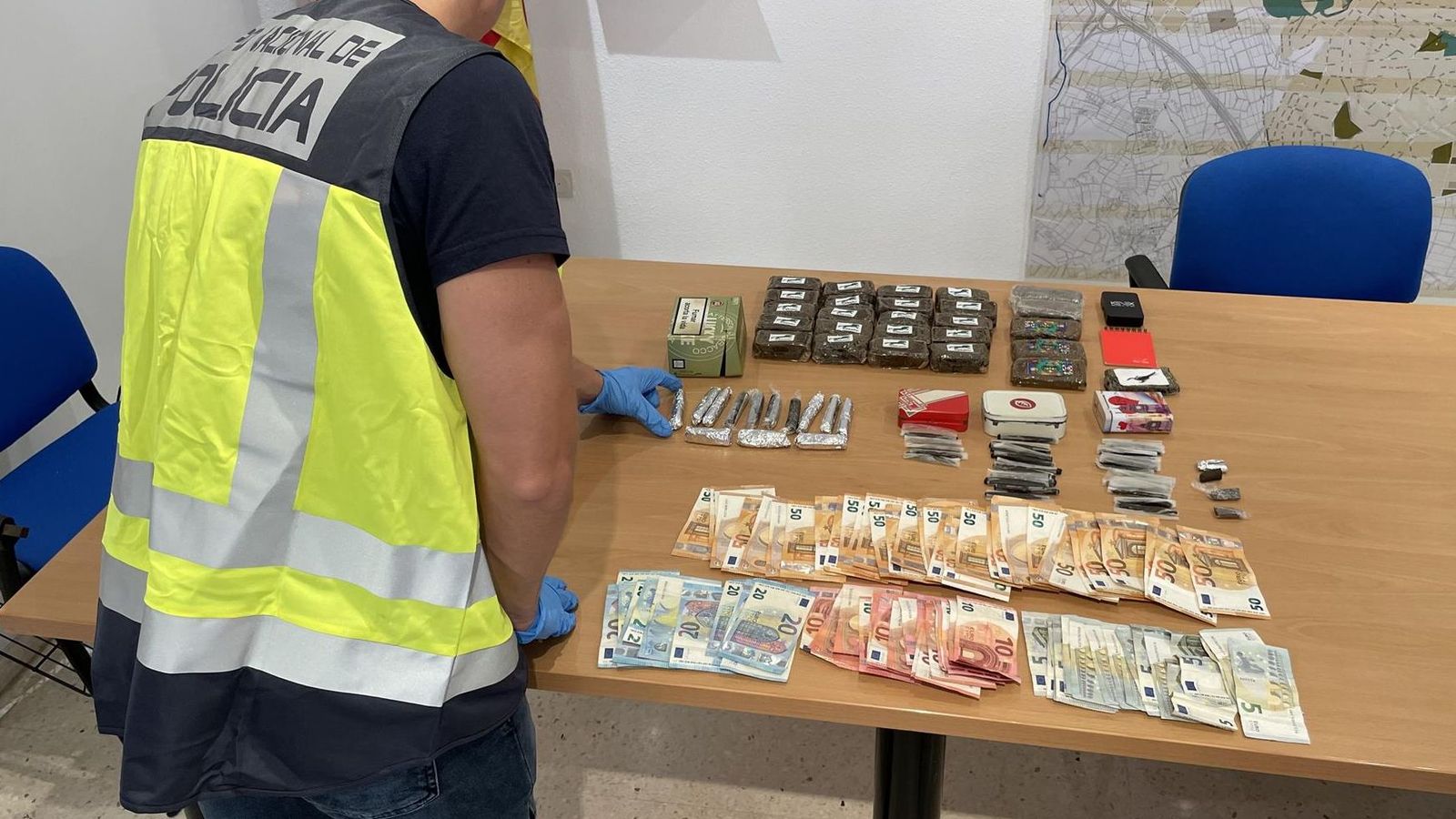 La policia ha intervingut 2,8 quilos d'haixix, 2.620 euros, una llibreta amb anotacions i una bàscula de precisió