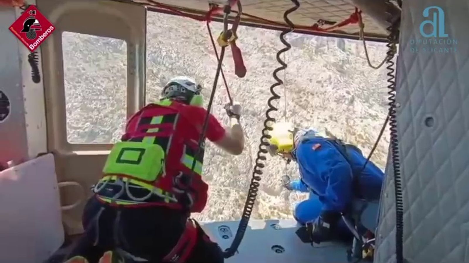Efectius dels bombers d'Alacant, a punt d'executar el rescat