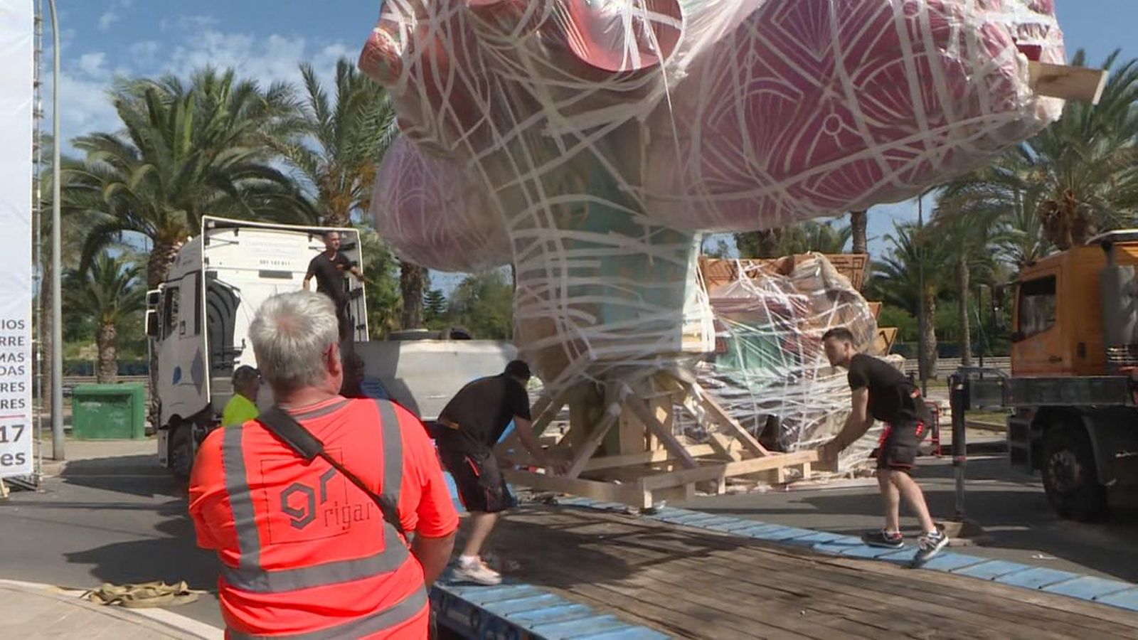 Peces d'una de les fogueres d'Especial, que ja han eixit al carrer