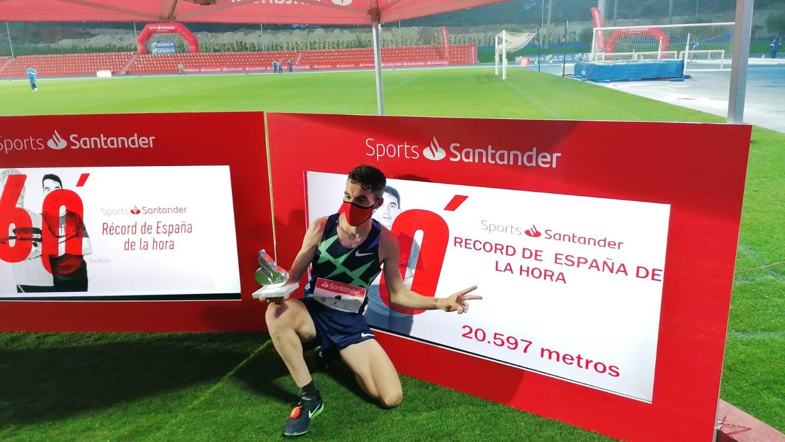 Dani Mateo bat el rècord de l'hora en pista