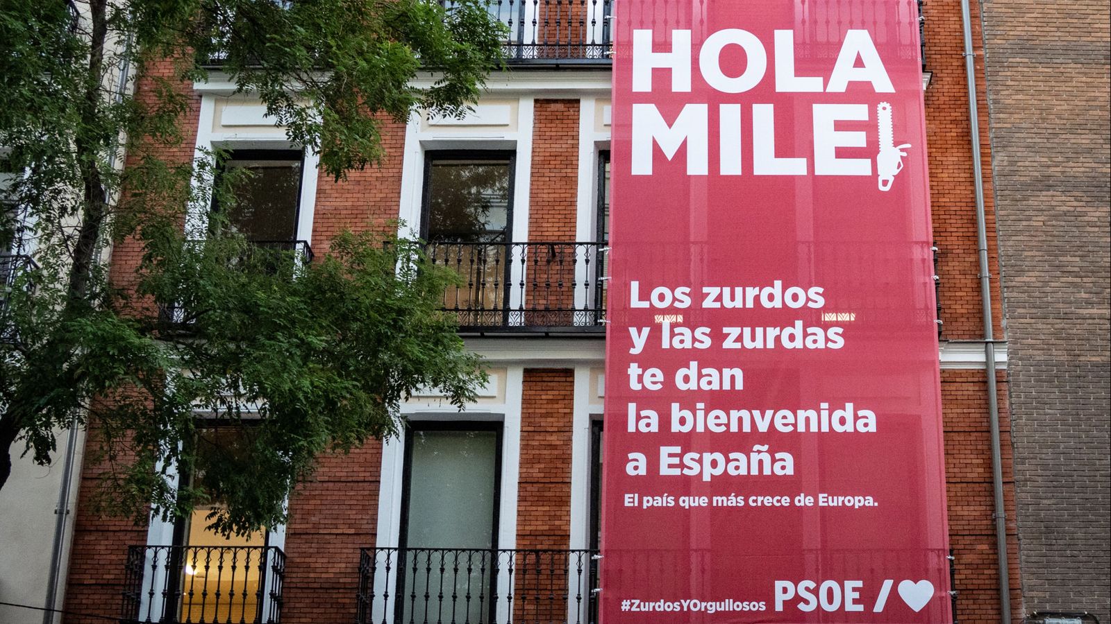 Lona desplegada a la seu del PSOE de Ferraz, a Madrid