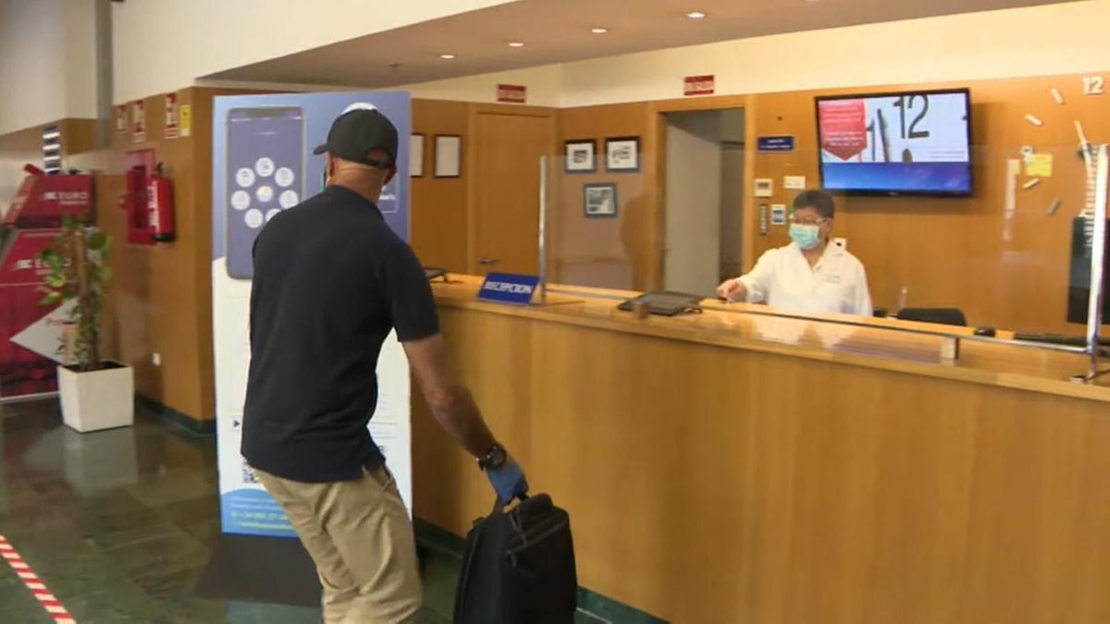 Recepció d'un hotel de Benidorm després de reobrir en superar la pandèmia