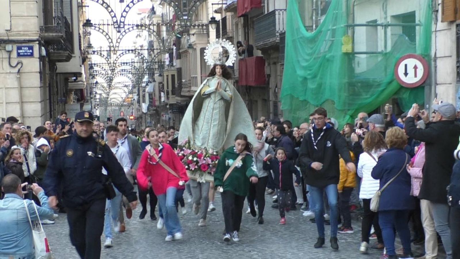 Alcoi celebra el Diumenge de Resurrecció amb els tradicionals xiulitets