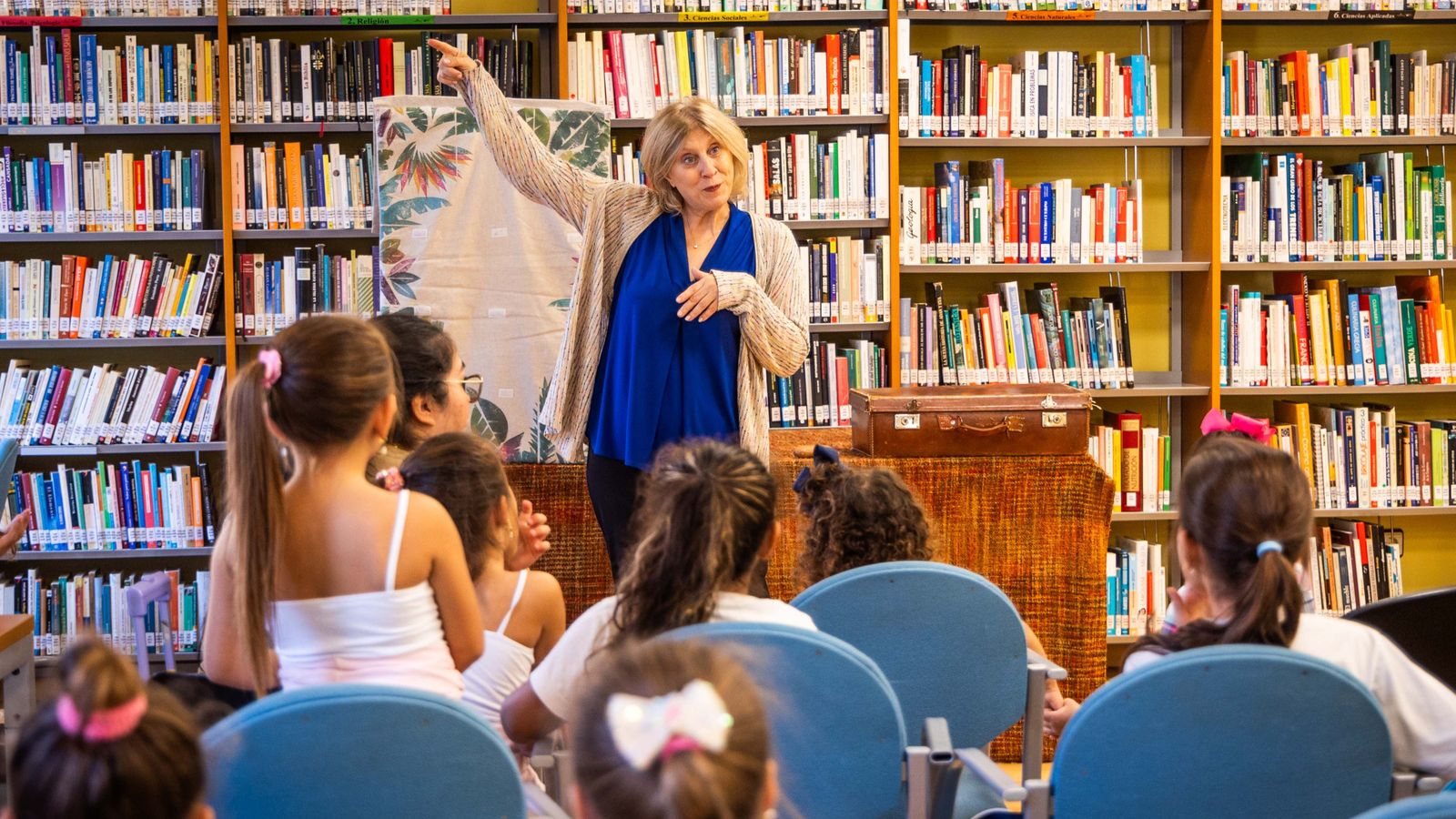 Un contacontes en una de les biblioteques municipals de la ciutat de València, en una imatge d'arxiu