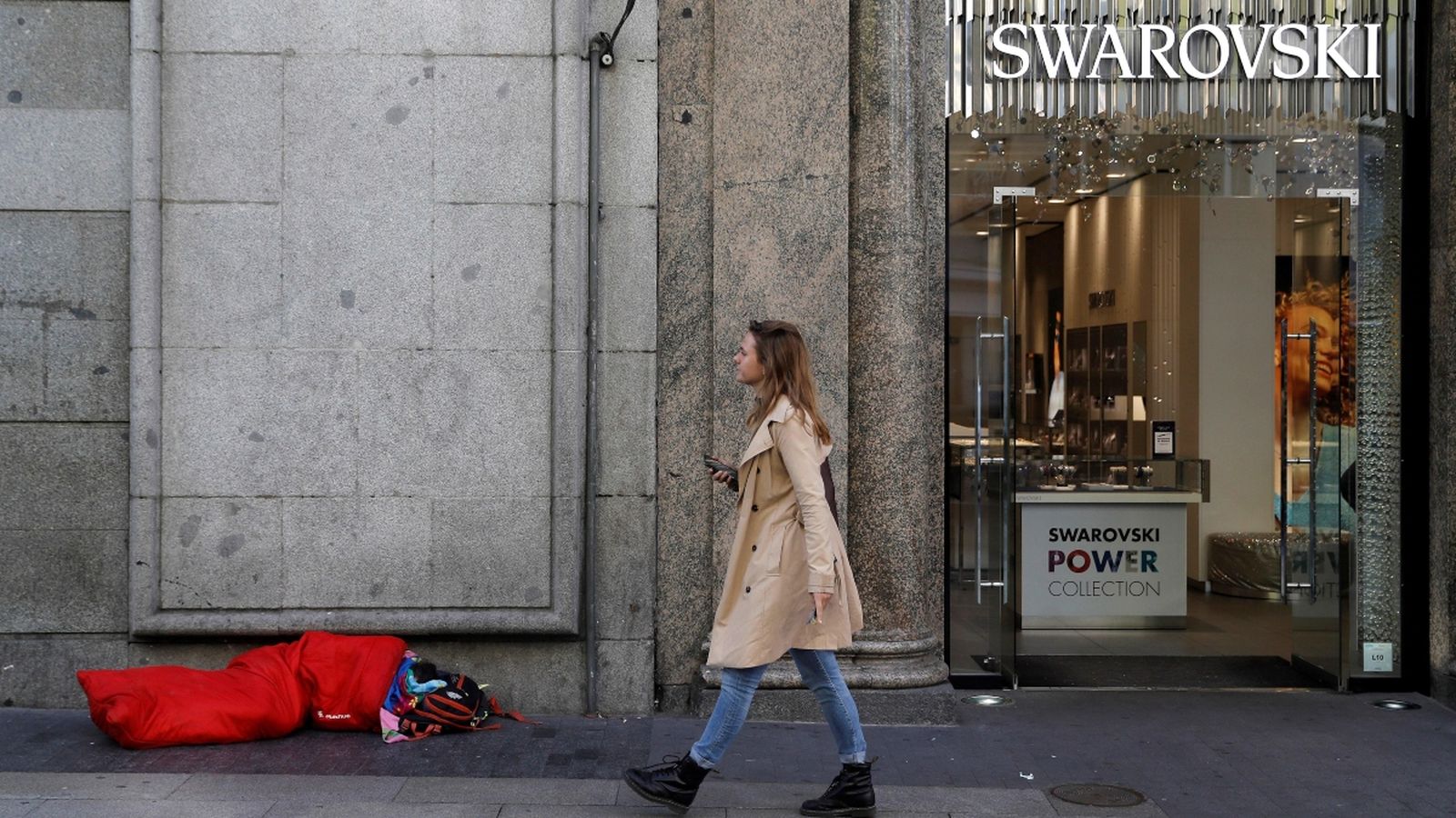 Vista d'una persona en situació d'extrema vulnerabilitat als carrers del centre de Madrid