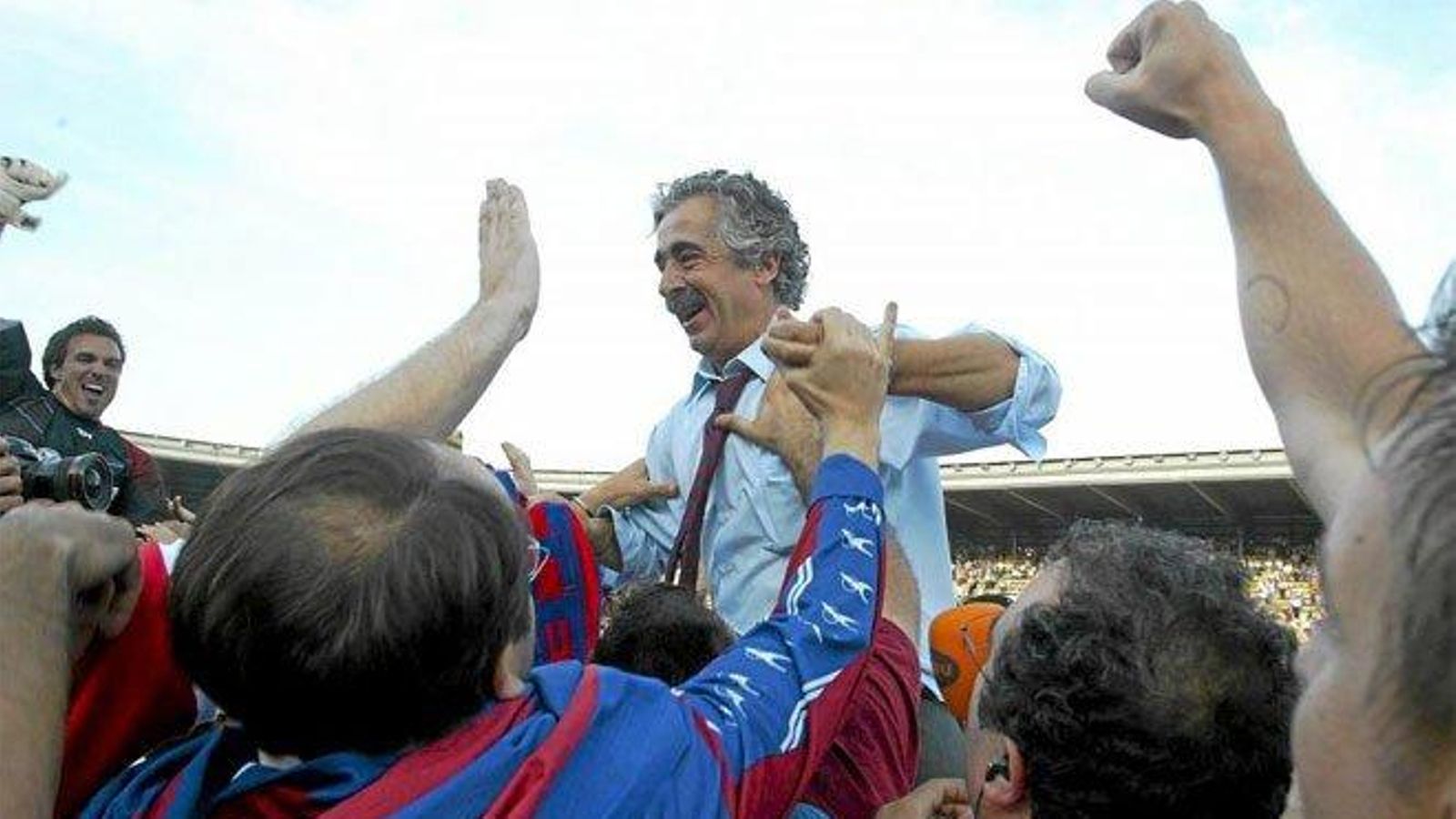 Manolo Preciado celebra l'ascens amb l'afició granota