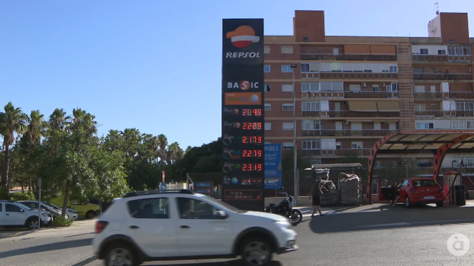 Imatge d&#039;arxiu d&#039;una gasolinera a València amb preus per damunt dels dos euros el litre