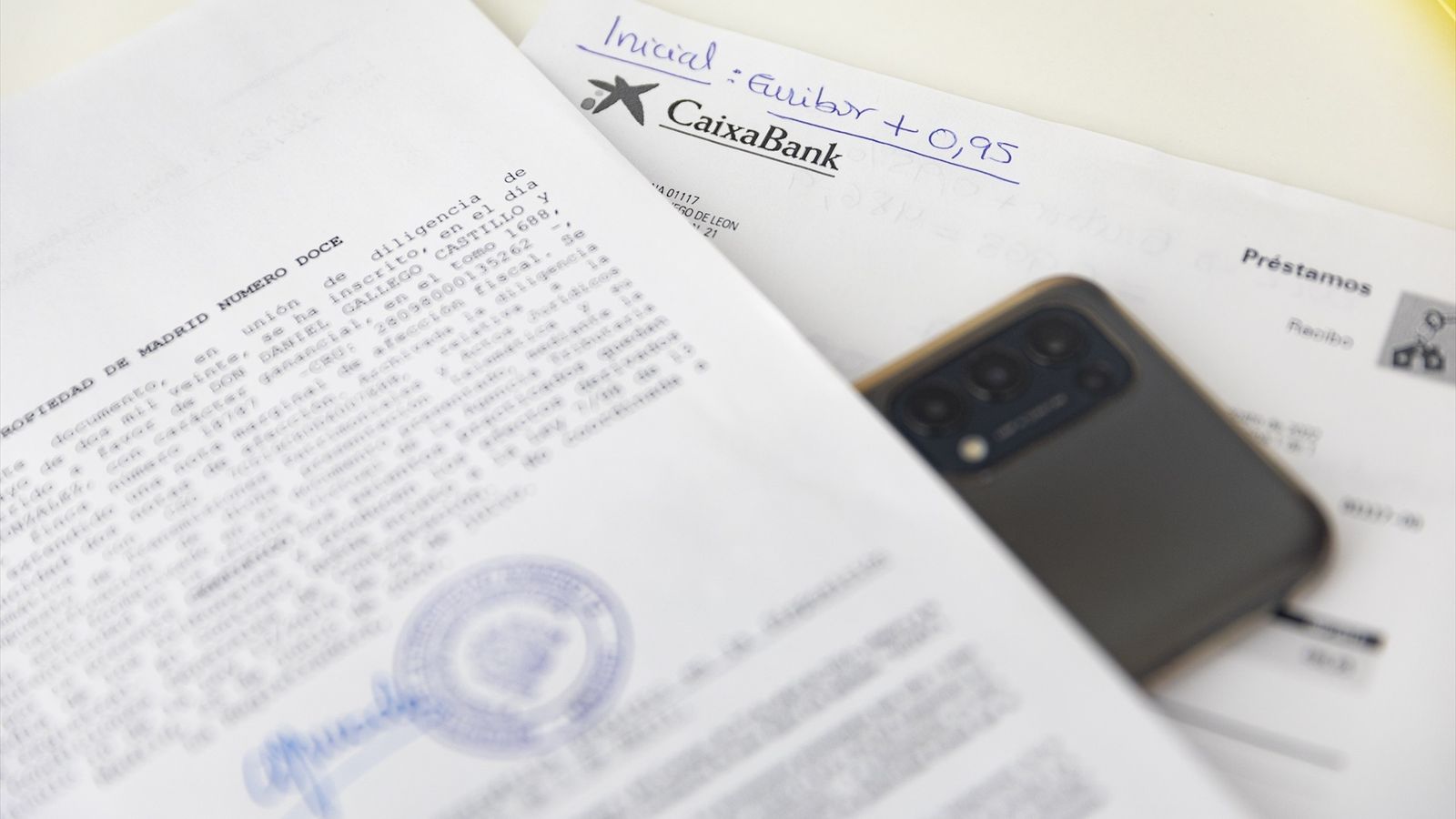 Documentació relativa a una hipoteca, en una imatge d'arxiu