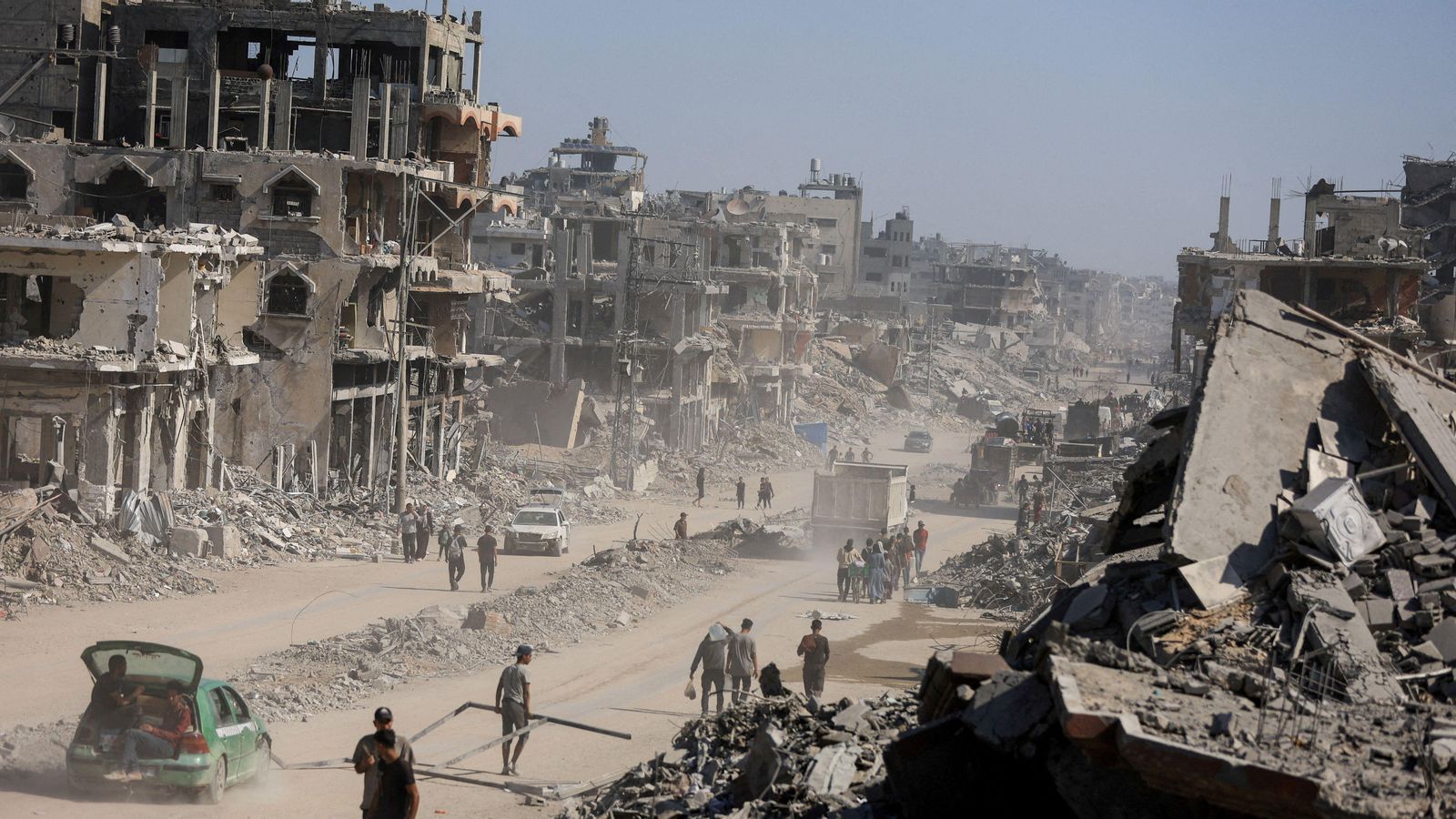 Palestins caminen per un carrer en runes a la Ciutat de Gaza