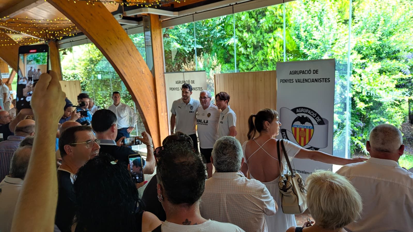 Guido Rodríguez i 'Ryu' Sato s'han fet fotos amb els penyistes del València