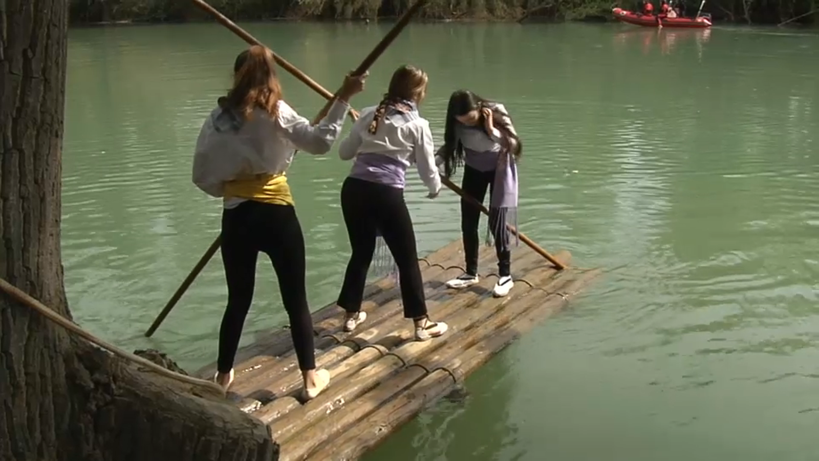 Cofrents va rememorar l'antiga tasca de baixar troncs pel riu Cabriol fins a la Ribera