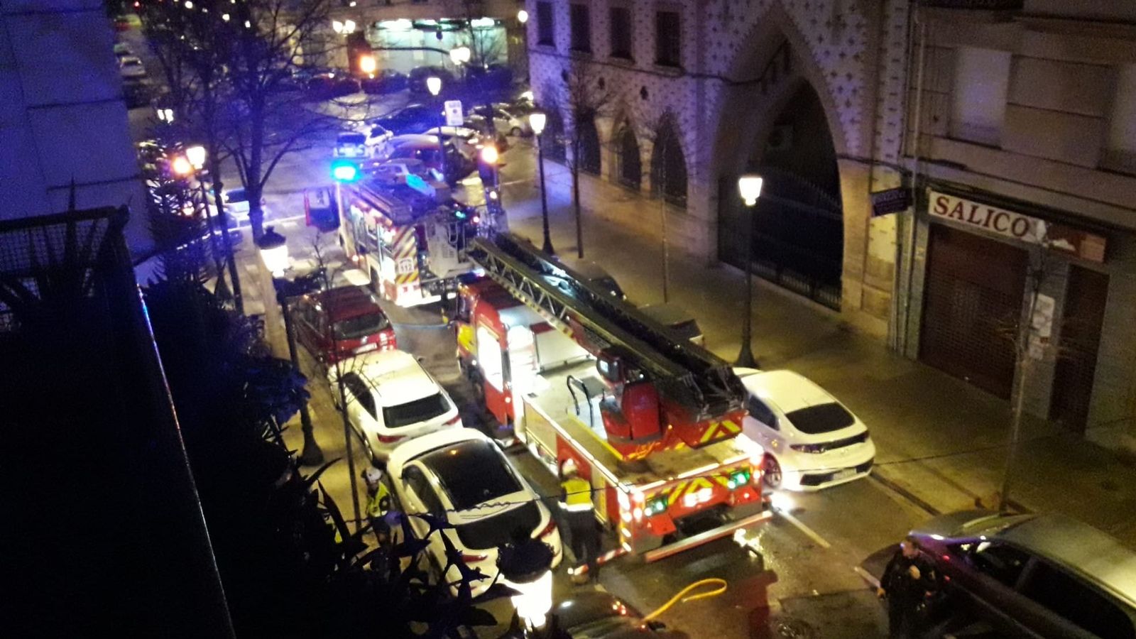 Dotacions de bombers treballen en l'extinció de l'incendi declarat de matinada en el número 51 del carrer Salamanca, a València