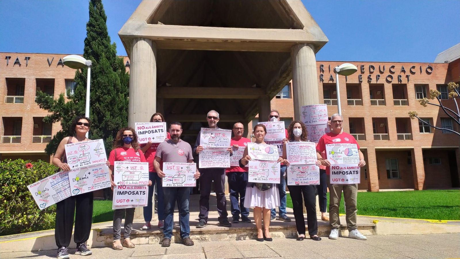 El portaveu de la UGT, Kilian Cuerda, i representants de la plataforma 'NO als àmbits Imposats' protesten a les portes de la conselleria d'Educació