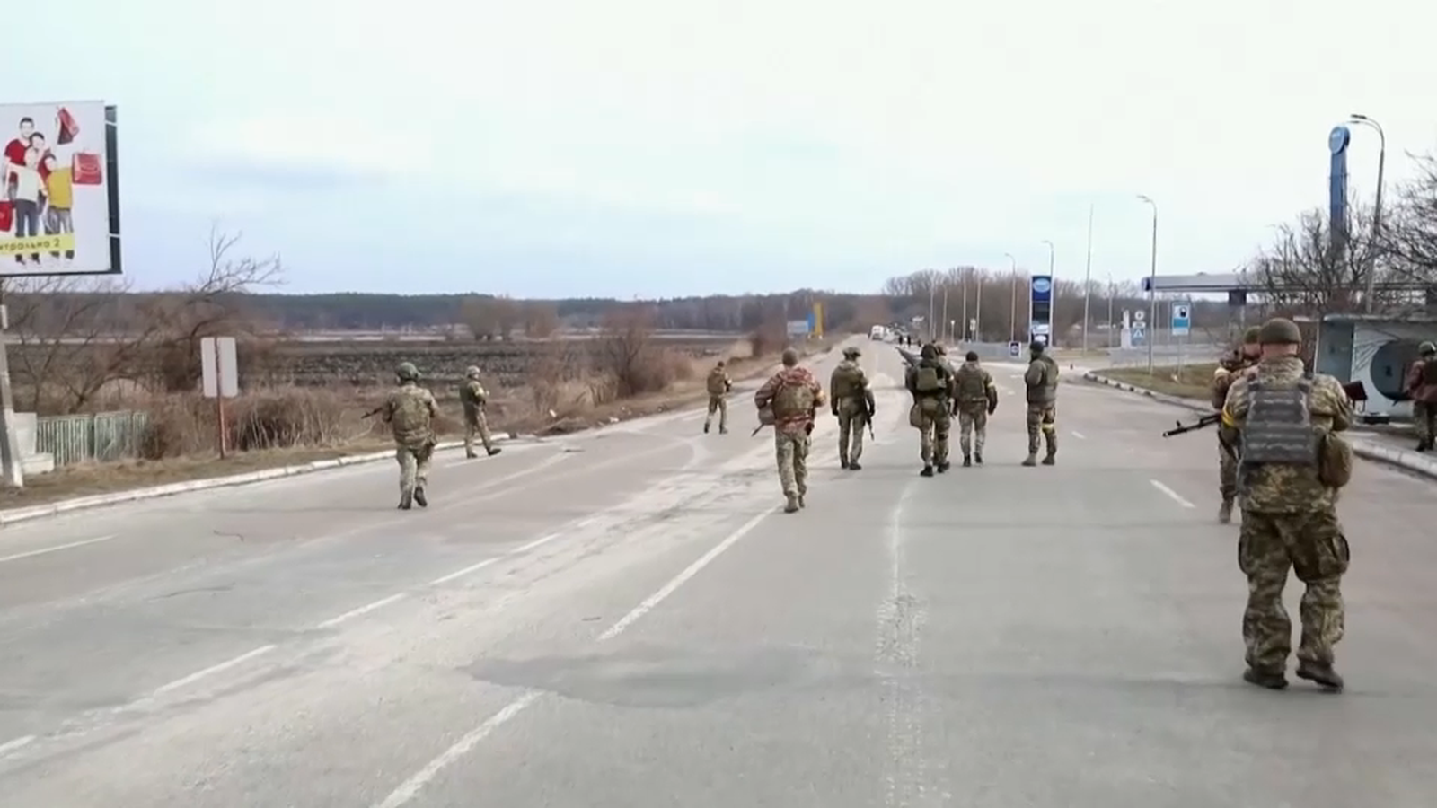 Militars ucraïnesos avancen per la carretera