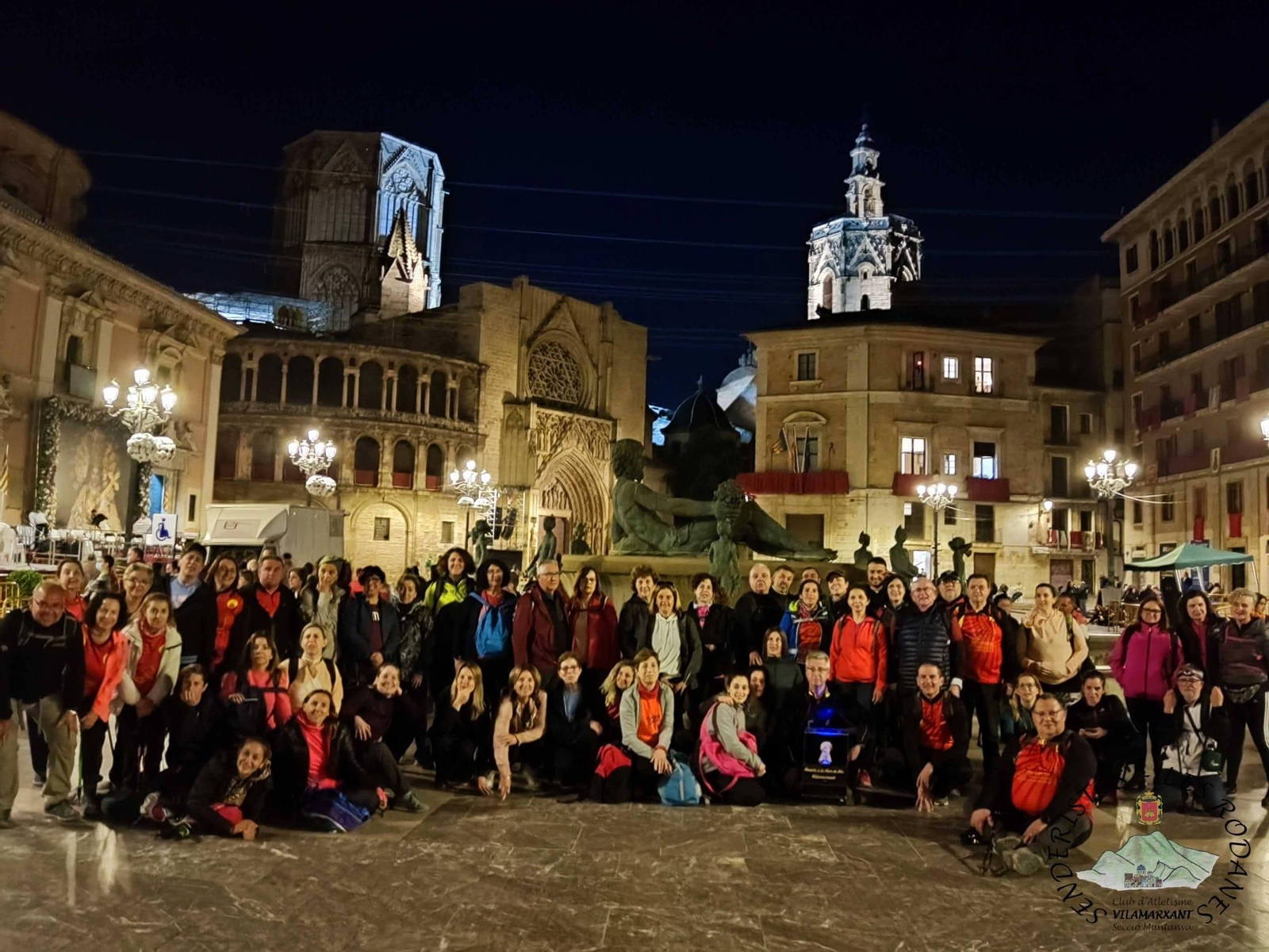 Imatge d'arxiu del grup de pelegrins de Vilamarxant a la plaça de la Mare de Déu dels Desemparats a València