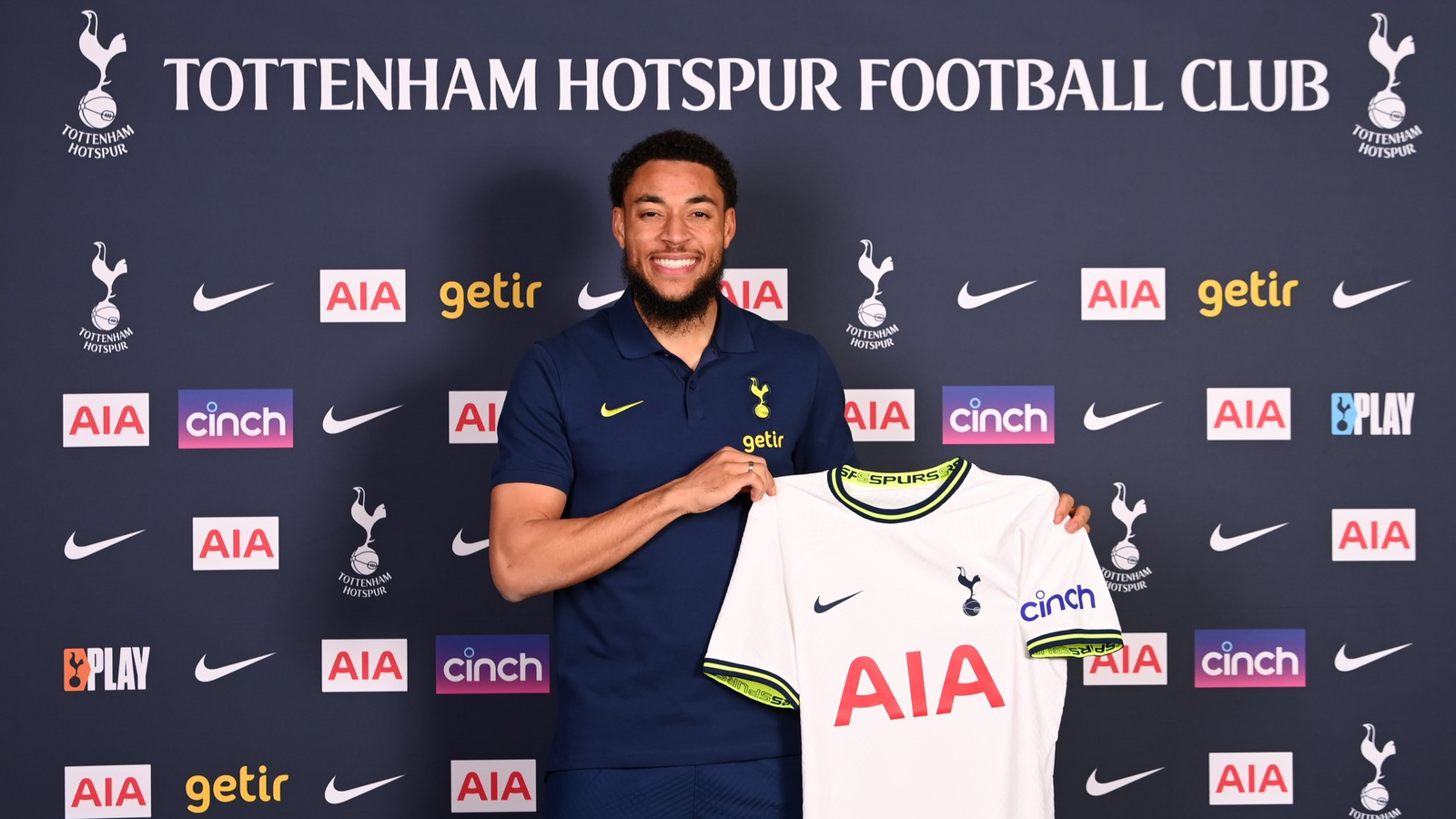 Arnaut Danjuma ja posa amb la samarreta del seu nou equip